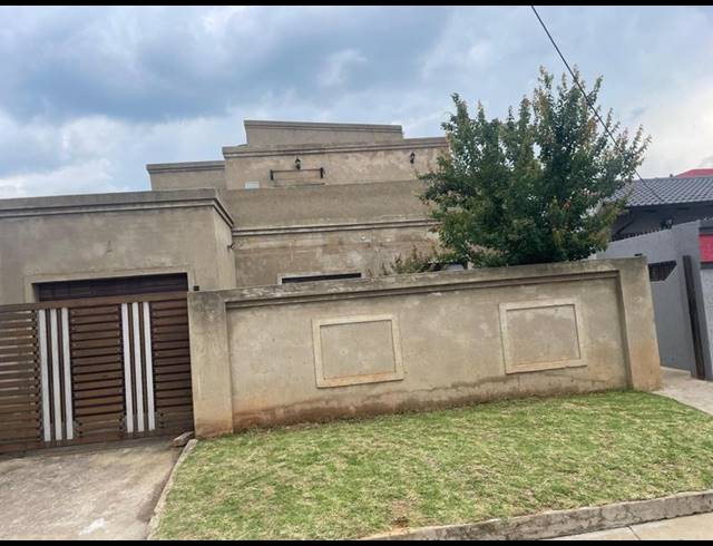 6 BEDROOM HOUSE FOR SALE IN MOROKA